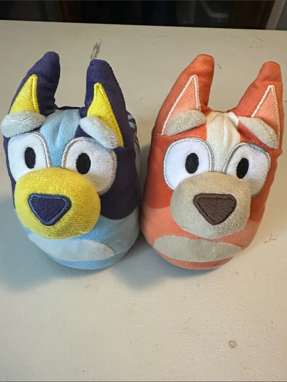 Bluey bundle 7/8 slippers, hat & mittens